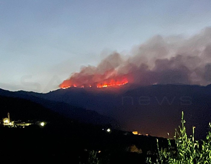 Bruciano ancora i boschi di Montalto-Carpasio: un'altra notte di lavoro per Vigili del Fuoco e volontari (video) Bruciano ancora i boschi di Montalto-Carpasio: un'altra notte di lavoro per Vigili del Fuoco e volontari (video)