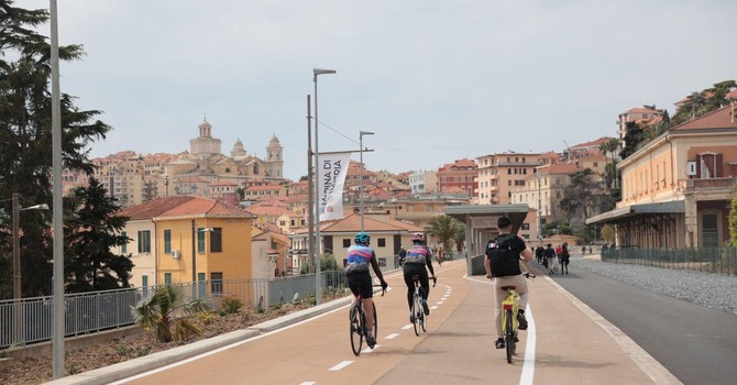 Sicurezza e convivenza sulla ciclabile di Imperia, il grido d’allarme degli utenti Sicurezza e convivenza sulla ciclabile di Imperia, il grido d’allarme degli utenti
