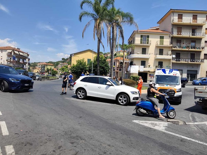 Scontro tra scooter e auto a Porto Maurizio: ferita una donna di 60 anni