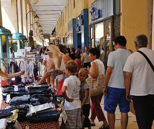 'ImperiAffari' lungo i portici di via Bonfante a Imperia
