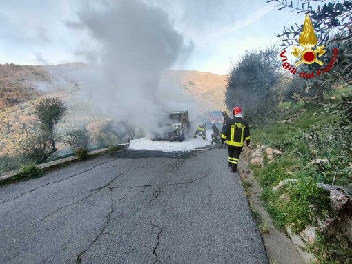 Incendio a Villa Faraldi: furgone in fiamme, intervento dei vigili del fuoco