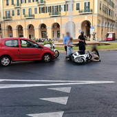 Auto contro scooter in piazza Dante, motociclista all'ospedale Auto contro scooter in piazza Dante, motociclista all'ospedale
