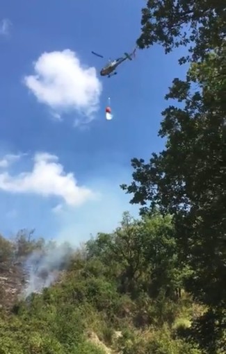 Aurigo, incendio boschivo in località Rue Grande: sul posto vigili del fuoco, carabinieri forestali e anche l'elicottero (foto)
