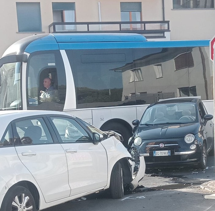 Scontro tra due auto a Diano Marina, settantenne trasportata in codice rosso all'ospedale