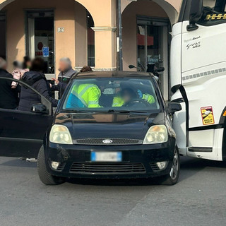 Incidente stradale alla rotonda di Castelvecchio, ferita una donna di 50 anni