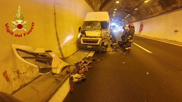 Scontro tra un furgone e un mezzo pesante in A10, un ferito (foto)