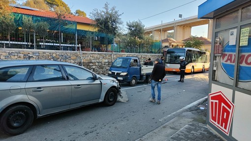 Imperia, auto si scontra con un motocarro:  un 22enne ferito in via Airenti (foto)