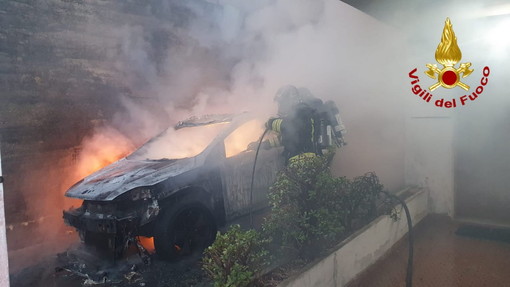 Auto in fiamme, paura in via Collette a Imperia (foto) Auto in fiamme, paura in via Collette a Imperia (foto)