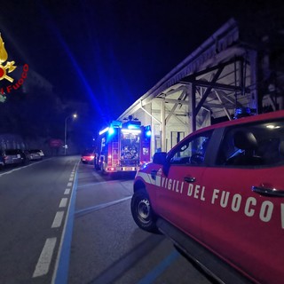 Incendio in un ex deposito di giornali a Imperia (foto e video)