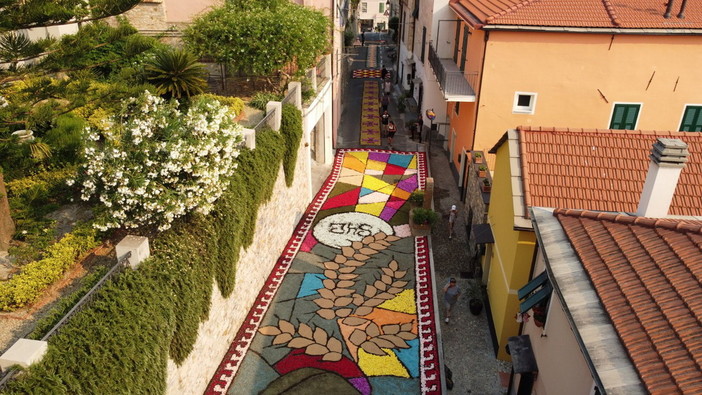 Diano Castello: successo ieri per la 11ª edizione dell’Infiorata del Corpus Domini (foto) Diano Castello: successo ieri per la 11ª edizione dell’Infiorata del Corpus Domini (foto)