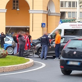 Imperia, incidente tra un'auto e uno scooter in piazza Dante Imperia, incidente tra un'auto e uno scooter in piazza Dante