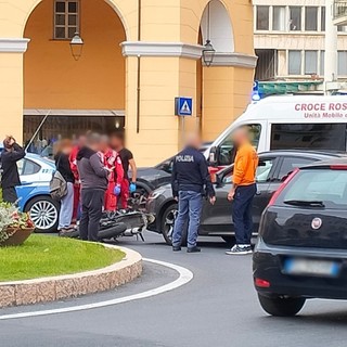 Imperia, incidente tra un'auto e uno scooter in piazza Dante