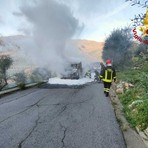 Incendio a Villa Faraldi: furgone in fiamme, intervento dei vigili del fuoco