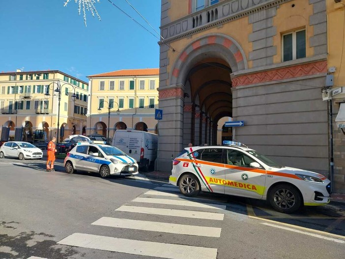 Incidente in centro a Oneglia: pedone travolto e conducente in fuga