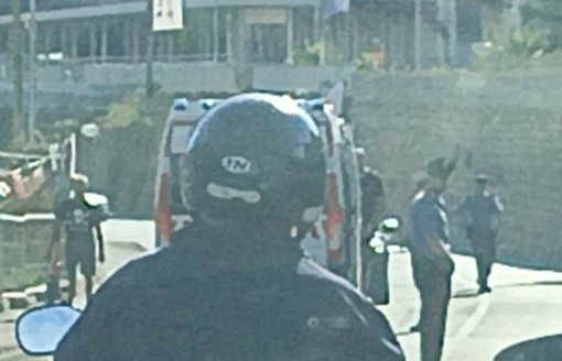 Incidente in via San Lazzaro, rider di 21 anni cade dal monopattino