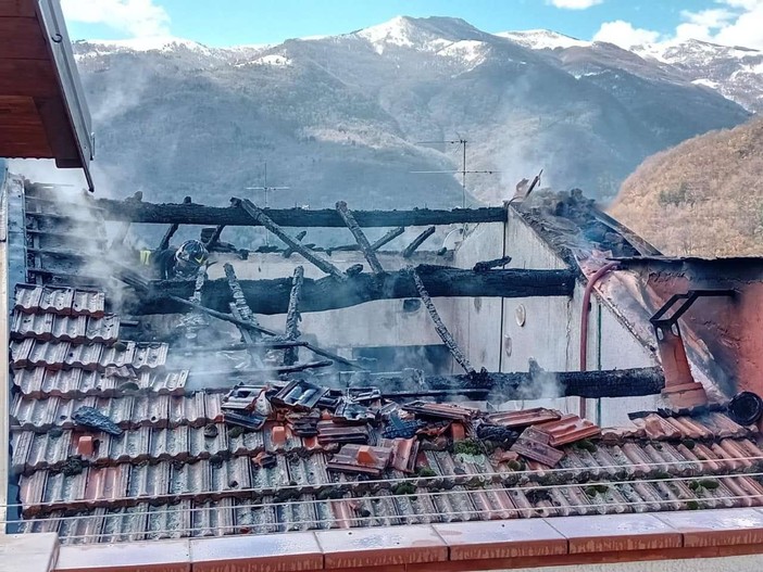Incendio in una casa a Ottano di Pornassio, spento dai pompieri (foto e video)