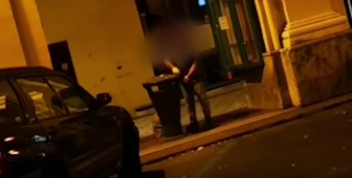 Imperia: Scajola mostra il video di un cittadino che danneggia un cestino dei rifiuti. Scajola "Incivile, già individuato" (Video) Imperia: Scajola mostra il video di un cittadino che danneggia un cestino dei rifiuti. Scajola "Incivile, già individuato" (Video)