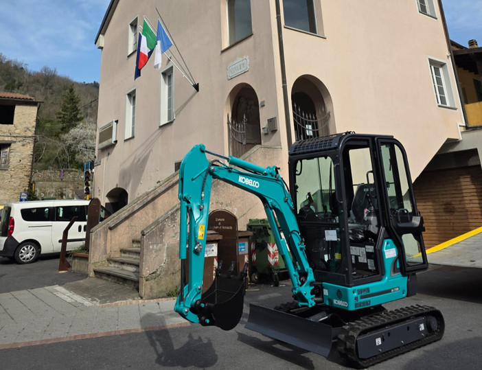Borghetto d’Arroscia investe sul territorio: arriva un nuovo miniescavatore