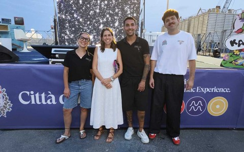 Il Karaoke Itinerante conquista Oneglia, in banchina Aicardi il pubblico è stato il vero protagonista (Video)