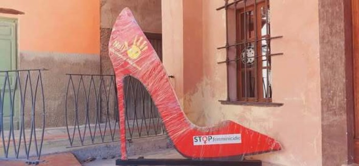 A Cosio d’Arroscia una scarpa rossa per dire “no” alla violenza sulle donne