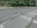 Asfalto dissestato sul lungomare Vespucci a Imperia, strada insidiosa per motociclisti e ciclisti Asfalto dissestato sul lungomare Vespucci a Imperia, strada insidiosa per motociclisti e ciclisti