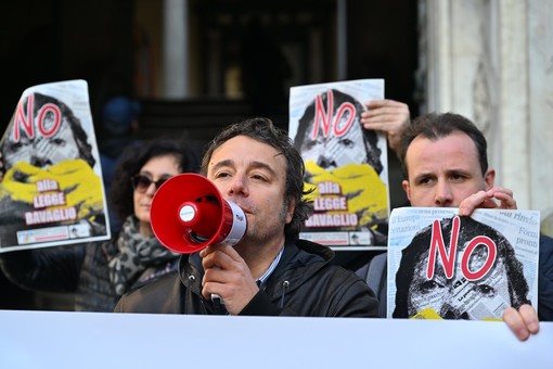 Giornalisti liguri in piazza contro la legge bavaglio: "Tuteliamo il diritto dei cittadini a essere informati" Giornalisti liguri in piazza contro la legge bavaglio: "Tuteliamo il diritto dei cittadini a essere informati"