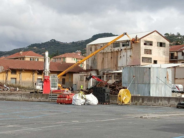 Imperia, inizia la demolizione dei silos dell’ex mangimificio Moreno-Carrettieri-Gandolfo (video)