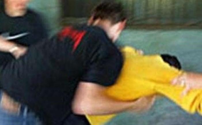 Imperia: si rivolge all'amico chiamandolo "fratello". Questo si offende e lo aggredisce. Lite tra adolescenti a Ineja Imperia: si rivolge all'amico chiamandolo "fratello". Questo si offende e lo aggredisce. Lite tra adolescenti a Ineja