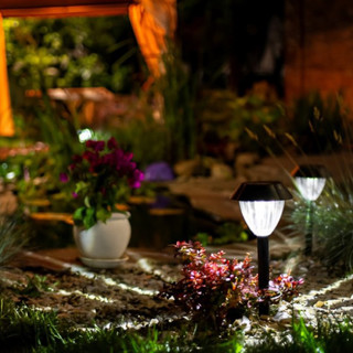 Il fascino dell’eco-illuminazione: perché adottare delle lampade solari da giardino