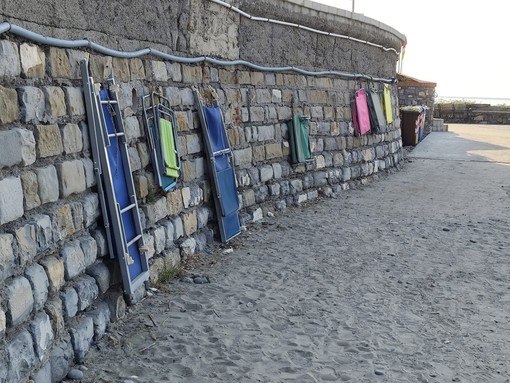 Degrado e pericolo alla Foce di Porto Maurizio: sedie e lettini incatenati al muro nonostante la promessa dell’assessore di rimozione