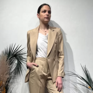 Cena aziendale elegante: 5 look che trasmettono professionalità e stile