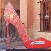 A Cosio d’Arroscia una scarpa rossa per dire “no” alla violenza sulle donne
