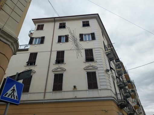 A Oneglia si respira aria di Natale: al via l'installazione delle luminarie