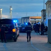 Imperia, violenta lite alla radice del molo lungo di Oneglia: giovane in ospedale Imperia, violenta lite alla radice del molo lungo di Oneglia: giovane in ospedale