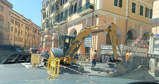 Voragine all'incrocio di piazza Dante, scattate chiusure e deviazioni: traffico in tilt in città