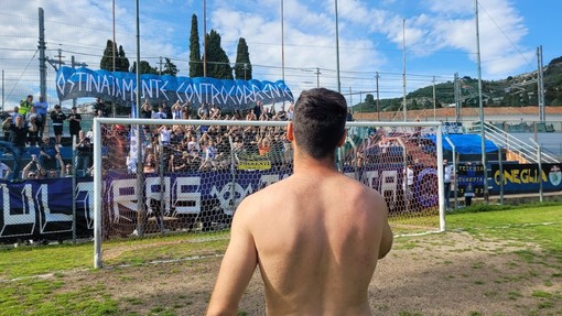Lenny Castagna saluta la Gradinata Nord dopo l'ultima partita al ' Ciccione' (Foto Flammia) Lenny Castagna saluta la Gradinata Nord dopo l'ultima partita al ' Ciccione' (Foto Flammia)