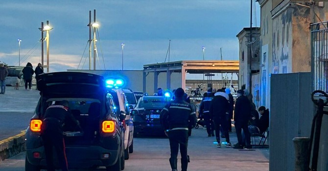 Imperia, violenta lite alla radice del molo lungo di Oneglia: giovane in ospedale Imperia, violenta lite alla radice del molo lungo di Oneglia: giovane in ospedale