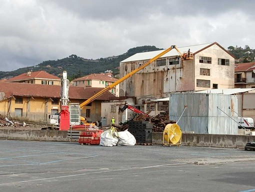 Imperia, inizia la demolizione dei silos dell’ex mangimificio Moreno-Carrettieri-Gandolfo (video)