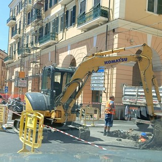 Voragine all'incrocio di piazza Dante, scattate chiusure e deviazioni: traffico in tilt in città