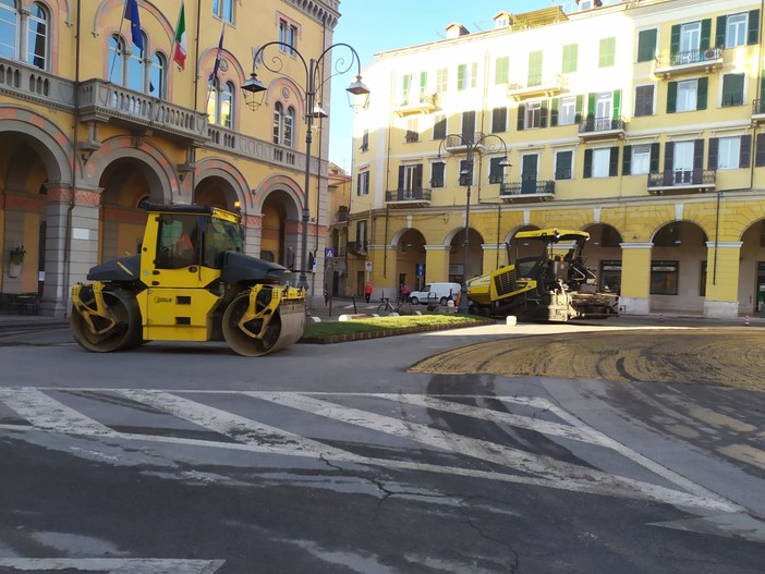 Imperia, riqualificazione del centro di Oneglia: in dirittura d'arrivo i lavori di asfaltatura di piazza Dante (Foto e video) Imperia, riqualificazione del centro di Oneglia: in dirittura d'arrivo i lavori di asfaltatura di piazza Dante (Foto e video)