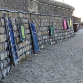 Degrado e pericolo alla Foce di Porto Maurizio: sedie e lettini incatenati al muro nonostante la promessa dell’assessore di rimozione Degrado e pericolo alla Foce di Porto Maurizio: sedie e lettini incatenati al muro nonostante la promessa dell’assessore di rimozione