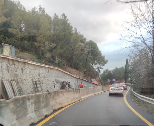 Traffico a singhiozzo sull'Aurelia a Capo Cervo, sono i ripresi i lavori di protezione della carreggiata