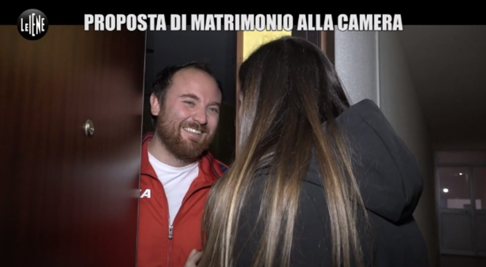 Ventimiglia: l'inviata delle Iene Alice Martinelli da Flavio Di Muro per la proposta di matrimonio alla Camera, ma arrivano polizia e carabinieri (video) Ventimiglia: l'inviata delle Iene Alice Martinelli da Flavio Di Muro per la proposta di matrimonio alla Camera, ma arrivano polizia e carabinieri (video)