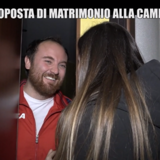 Ventimiglia: l'inviata delle Iene Alice Martinelli da Flavio Di Muro per la proposta di matrimonio alla Camera, ma arrivano polizia e carabinieri (video) Ventimiglia: l'inviata delle Iene Alice Martinelli da Flavio Di Muro per la proposta di matrimonio alla Camera, ma arrivano polizia e carabinieri (video)