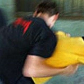 Imperia: si rivolge all'amico chiamandolo "fratello". Questo si offende e lo aggredisce. Lite tra adolescenti a Ineja Imperia: si rivolge all'amico chiamandolo "fratello". Questo si offende e lo aggredisce. Lite tra adolescenti a Ineja