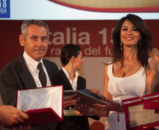 Luciano Arimondo a sinistra premiato da Maria Grazia Cucinotta