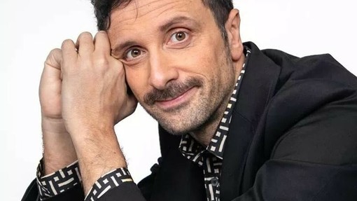 OliOliva 2025, all’Auditorium della Camera di Commercio lo spettacolo del comico Leonardo Fiaschi