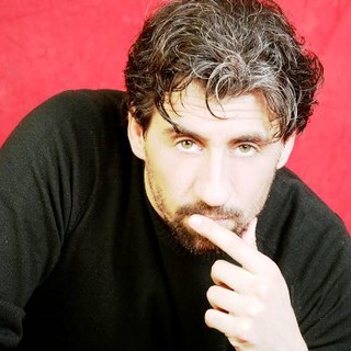 Lorenzo Degl'Innocenti protagonista dello spettacolo teatrale 'La Scomparsa delle Lucciole' al Politeama di Diano Marina