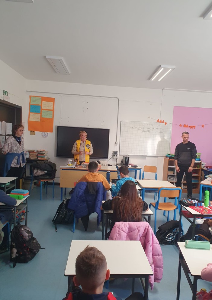 Lions Club Diano Marina dona bandiere tricolori ai ragazzi delle scuole (foto)