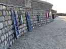 Degrado e pericolo alla Foce di Porto Maurizio: sedie e lettini incatenati al muro nonostante la promessa dell’assessore di rimozione Degrado e pericolo alla Foce di Porto Maurizio: sedie e lettini incatenati al muro nonostante la promessa dell’assessore di rimozione